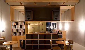 Der vordere Raum des Migas mit DJ Pult und Bar. Hier ist ein Vintage-Soundsystem installiert. Die Lautsprecher sollen demnächst gegen ein Hornsystem getauscht werden.