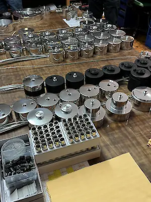 Werkstücke, aus denen externe Motoren gefertigt werden.