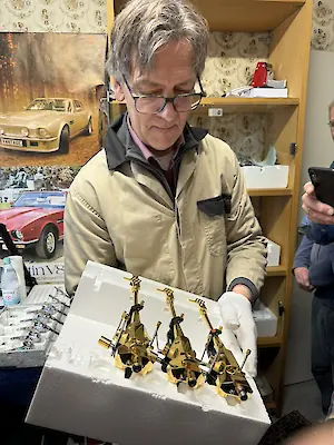 Handschuhe sind keine Show: Die perfekte Politur eines einzelnen Tonarmes dauert einen Tag!