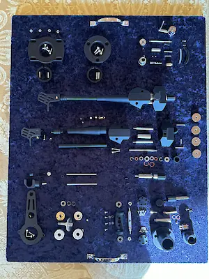 Bestandteile des im Hause gefertigten Tonarmes