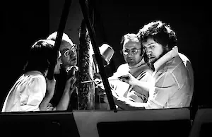 Aufführung von Mikrophonie I im Theater in Metz, 1973: Karlheinz Stockhausen gehörte zu den Ersten, welche die bis dahin übliche Trennung von musikalischer Aufführung und technischer Realisation bewusst ignorierten. [Foto: Bernard Perrine, Archiv Stockhausen-Stiftung für Musik, Kürten/www.karlheinzstockhausen.org]