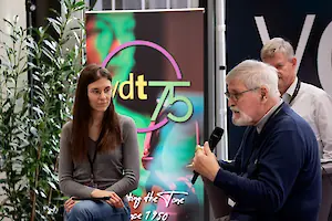 Farina Voigt und Ernst Neukomm stellen die Schweizer Regionalgruppe vor.