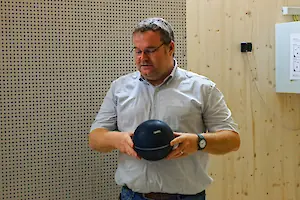 Stefan Schoenwald mit dem Trittschallball