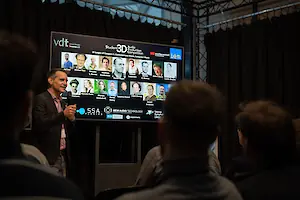 Franz Zotter vom IEM stellt in seiner Moderation auch die Juroren vor.