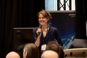 R16 wurde von Genelec mit einer Immersiv-Anlage ausgestattet, hier zu sehen beim Vortrag von Ragnheiður Jónsdóttir und Morten Lindberg