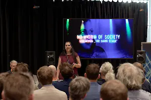 R15 wurde mit einer immersiven Anlage von Neumann ausgestattet, hier zu sehen beim Vortrag von Sitara Schmitz