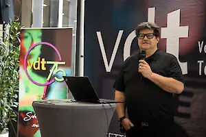 Die VDT-Lounge war diesmal auch mit einer Bühne ausgestattet, hier zu sehen beim Vortrag von Marcus Pohl