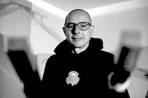 Moses Schneider ist einer von Deutschlands bekanntesten Musikproduzenten. Er betreibt in Berlin das Studio Transporterraum, seine Arbeit umfasst Werke von Tocotronik, Beatsteaks, AnnenMayKantereit, Fehlfarben und Kreator.