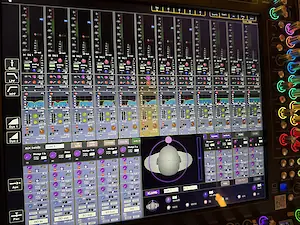 Ein 3D-Monitoring-System sollte ins Monitor-Mischpult integriert sein. In diesem Artikel zeigen wir beispielhaft die Kombination aus Digico-Monitormischpult und Klang-3D-Monitoring-System.