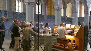 Bernhard Ruchti demonstriert die große Orgel.